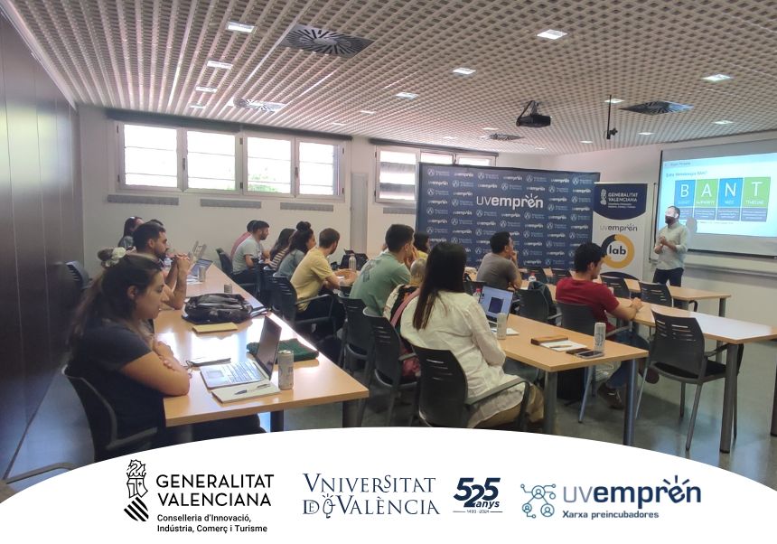 Foto de l'estudiantat dins de l'aula